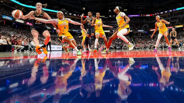 caitlin-clark-playing-in-wnba